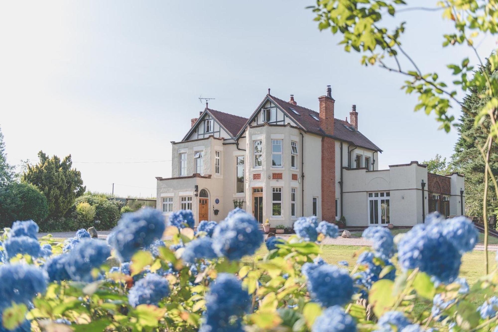 Mere Brook House Уиррал Экстерьер фото